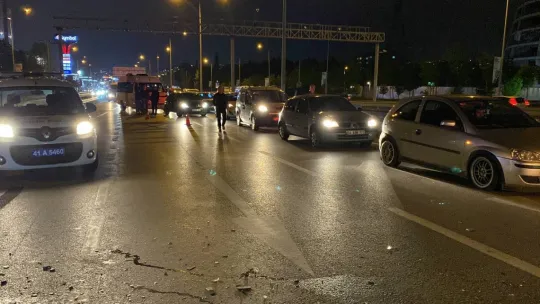 Otomobil yol kenarındaki bariyerlere çarptı
