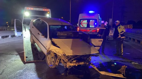 Otomobil yol kenarındaki bariyerlere çarptı