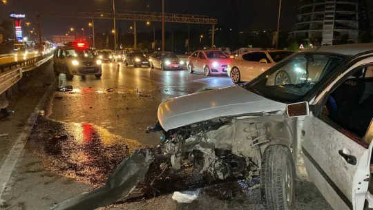Otomobil yol kenarındaki bariyerlere çarptı