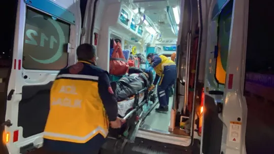 Otomobil yol kenarındaki bariyerlere çarptı