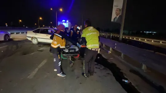 Otomobil yol kenarındaki bariyerlere çarptı