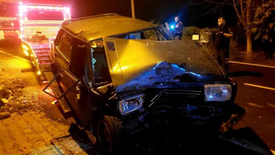 Otomobil duvara çarptı: Ölü ve yaralı var!