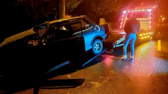 Otomobil duvara çarptı: Ölü ve yaralı var!