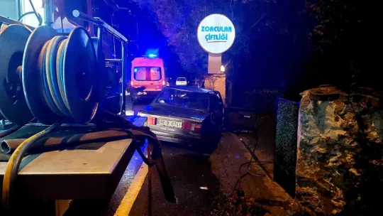 Otomobil duvara çarptı: Ölü ve yaralı var!