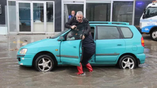 Mahsur kalan sürücüyü, itfaiye eri kucağında taşıdı
