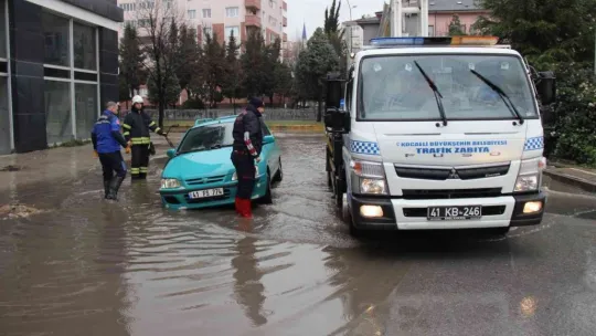 Mahsur kalan sürücüyü, itfaiye eri kucağında taşıdı