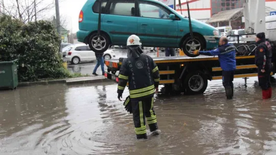 Mahsur kalan sürücüyü, itfaiye eri kucağında taşıdı