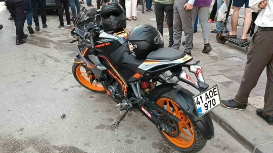 Otomobile çarpan motosiklet yola savruldu: 2 yaralı