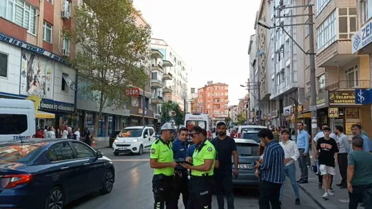 Otomobile çarpan motosiklet yola savruldu: 2 yaralı