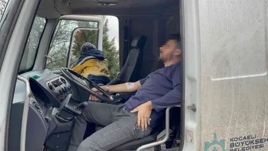 Otomobile çarpmamak için bariyerlere girdi