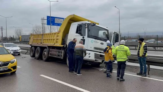 Otomobile çarpmamak için bariyerlere girdi
