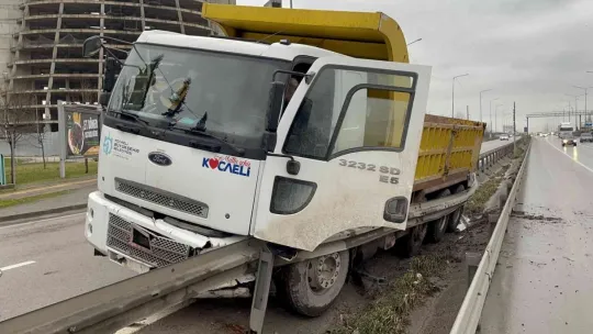 Otomobile çarpmamak için bariyerlere girdi