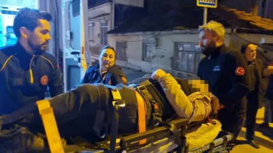 Otomobilin camına çarparak savrulan motosiklet sürücüsü yaralandı