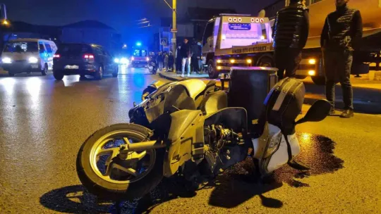 Otomobilin camına çarparak savrulan motosiklet sürücüsü yaralandı