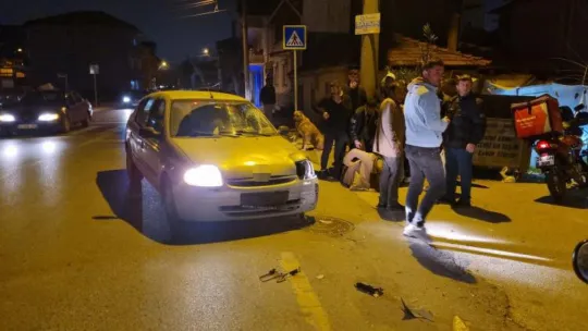 Otomobilin camına çarparak savrulan motosiklet sürücüsü yaralandı