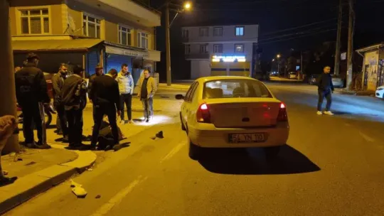 Otomobilin camına çarparak savrulan motosiklet sürücüsü yaralandı