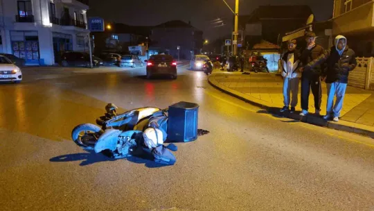 Otomobilin camına çarparak savrulan motosiklet sürücüsü yaralandı