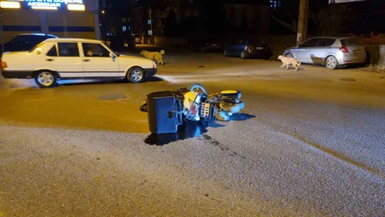 Otomobilin camına çarparak savrulan motosiklet sürücüsü yaralandı