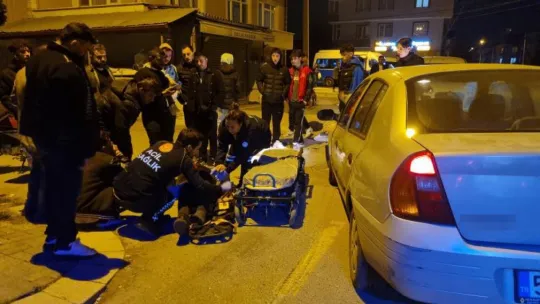 Otomobilin camına çarparak savrulan motosiklet sürücüsü yaralandı