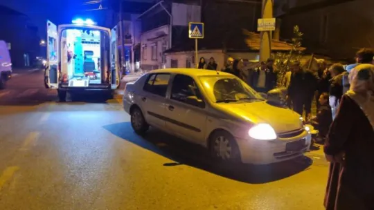 Otomobilin camına çarparak savrulan motosiklet sürücüsü yaralandı