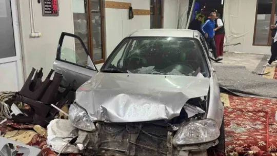 Otomobilin camiye daldığı anların güvenlik kamerası ortaya çıktı