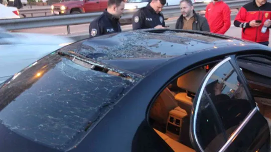 Otomobilin çarptığı aydınlatma direği 2 otomobilin üstüne devrildi: 6 yaralı!