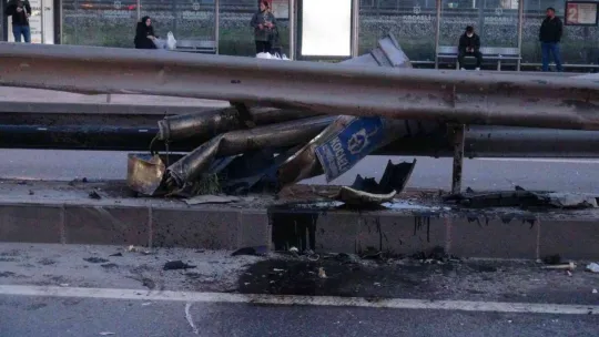 Otomobilin çarptığı aydınlatma direği 2 otomobilin üstüne devrildi: 6 yaralı!