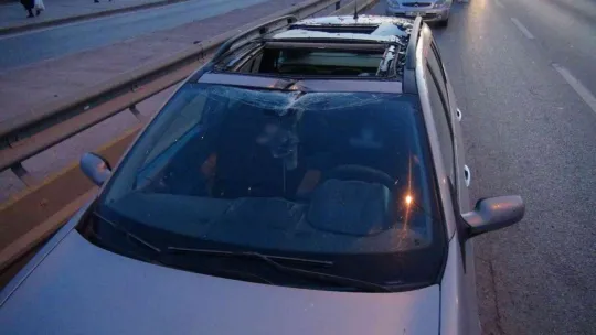 Otomobilin çarptığı aydınlatma direği 2 otomobilin üstüne devrildi: 6 yaralı!