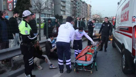 Otomobilin çarptığı aydınlatma direği 2 otomobilin üstüne devrildi: 6 yaralı!