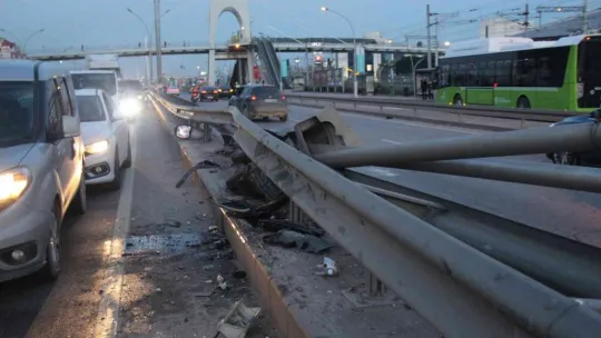 Otomobilin çarptığı aydınlatma direği 2 otomobilin üstüne devrildi: 6 yaralı!