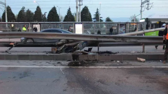 Otomobilin çarptığı aydınlatma direği 2 otomobilin üstüne devrildi: 6 yaralı!