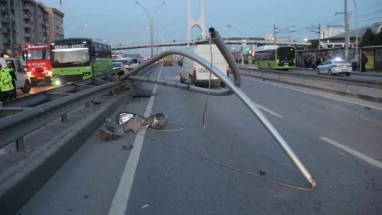Otomobilin çarptığı aydınlatma direği 2 otomobilin üstüne devrildi: 6 yaralı!