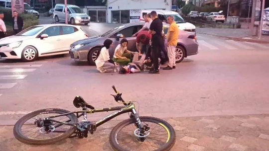 Otomobilin çarptığı bisikletli yaralandı