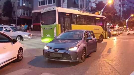 Otomobilin çarptığı bisikletli yaralandı