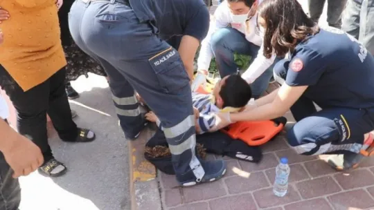 Otomobilin çarptığı çocuk yaralandı, yakınları gözyaşlarına boğuldu