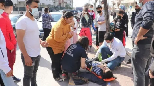 Otomobilin çarptığı çocuk yaralandı, yakınları gözyaşlarına boğuldu