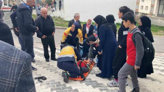 Otomobilin çarptığı çöp konteyneri, 5 kişiyi yaraladı