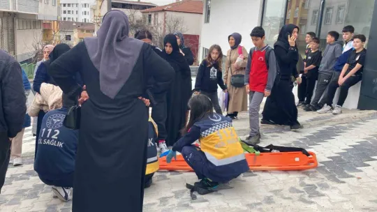 Otomobilin çarptığı çöp konteyneri, 5 kişiyi yaraladı