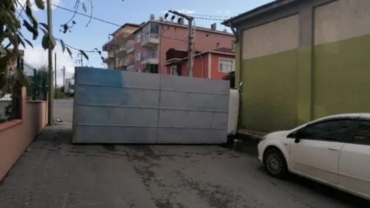 Otomobilin çarptığı nakliye kamyonu yan yattı