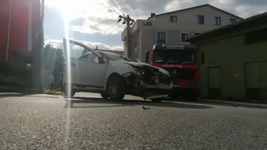 Otomobilin çarptığı nakliye kamyonu yan yattı