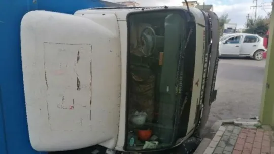 Otomobilin çarptığı nakliye kamyonu yan yattı