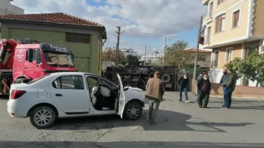 Otomobilin çarptığı nakliye kamyonu yan yattı