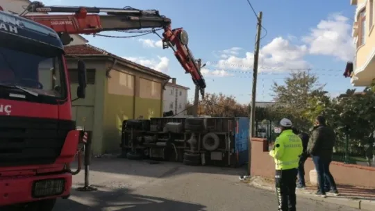 Otomobilin çarptığı nakliye kamyonu yan yattı
