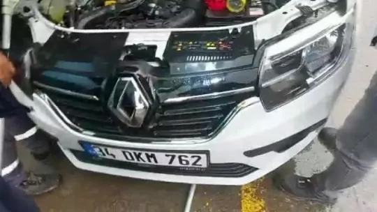 Otomobilin içinden kurtardıkları kediyi sahiplendiler!
