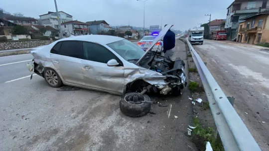 Otomobilin köpeğe çarptığı kaza kamerada