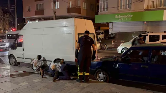 Otomobilin motor kısmına giren haylaz kedi uğraştırdı