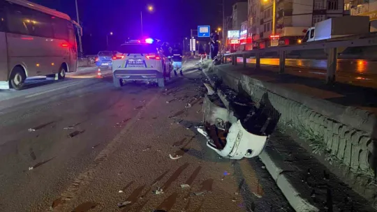 Kocaeli'de şiddetli kaza! Otomobilin motoru yerinden koptu
