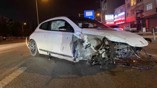 Kocaeli'de şiddetli kaza! Otomobilin motoru yerinden koptu
