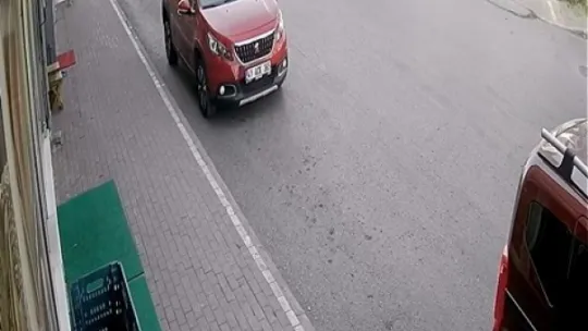 Otomobilin önünü kesip bekçiyi darp ettiler