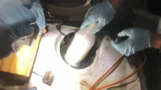 Otomobilin yakıt deposunu uyuşturucu zulasına çevirmişler